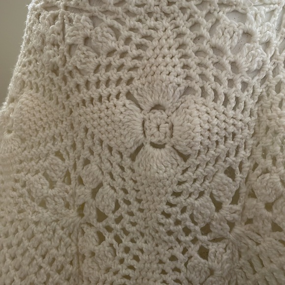 Boho crocheted fringed cape - Picture 7 of 8